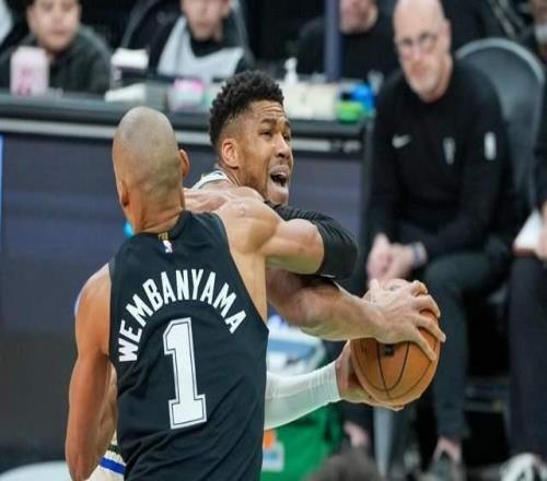 最多落后39分！字母哥21+5难掩失落，文班亚马22+10三节打卡