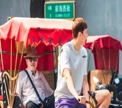 男篮第一中锋蹬三轮拉客2米17周琦干起副业网友：为退役谋出路
