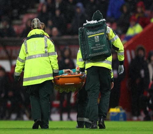 世界杯梦碎33岁日本队长被担架抬下+掩面落泪重伤后仍起身防守