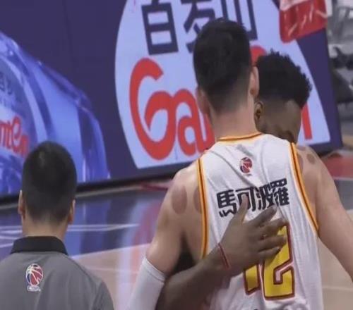 离谱的场边广告牌！伤多少球员了可CBA还不改