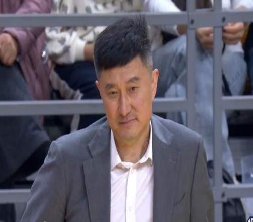 十一冠王为何遭新疆队逆转杜锋暗批4人，道出输球原因，该醒了