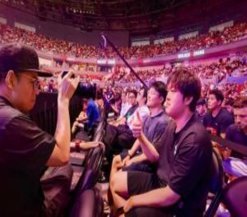 白客以及旭旭宝宝也在Bin和Uzi一起在现场观看UFC
