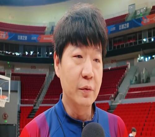 对阵同曦踩场！全员呐喊“家人”，邱彪直指刚冒头，强调团队篮球