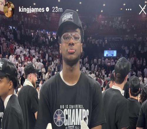 一场没打，詹姆斯社媒晒布莱斯夺冠捧杯照：啊耶耶耶！！！