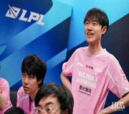 去拿下该死的S冠Knight生涯六个LPL冠军成为LPL第一人