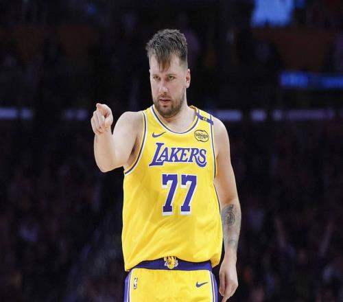 湖人消息：东契奇无缘周最佳，新援有望达成壮举，战狼队出场更新