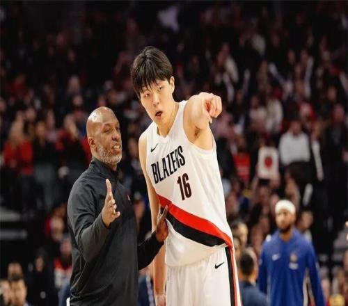 杨翰森开拓者NBA首秀只给5分钟，赛后主帅比卢普斯被FBI带走！