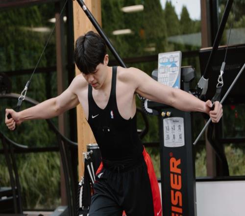 杨瀚森苦练肌肉，效果明显！今夏是他进入NBA的关键时刻！