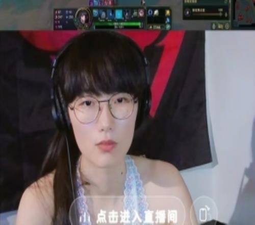 西卡吐槽：突然刷到个女faker在穿黑丝擦边，差点中午饭吐出来了