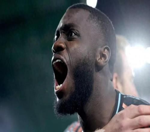 乌帕梅卡诺或将留队！拜仁接近与其续约，巴萨皇马引援希望落空