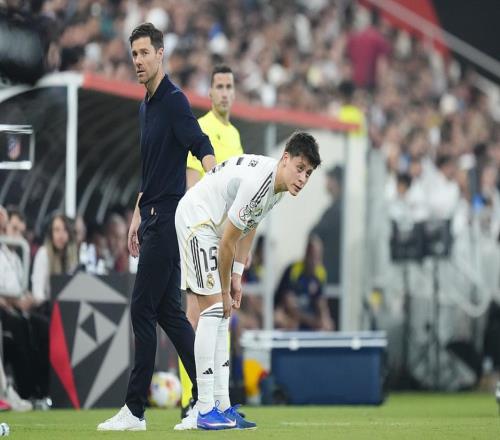 皇马9000万红星破防目睹巴萨夺冠怒踢水瓶泄愤狼狈滑倒看呆队友