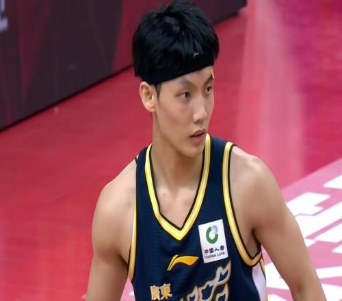 17+9！历史第二人！从打不上CBA的矮个后卫到宏远真核，你太励志