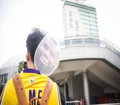 “四旬老汉”詹姆斯空降现场燃爆激情，“上海交大体育学院”再掀篮球旋风！