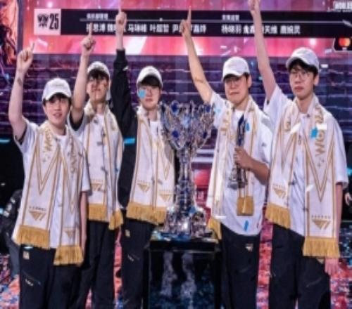 天下无双！T1官方分享队员S15决赛捧杯照片