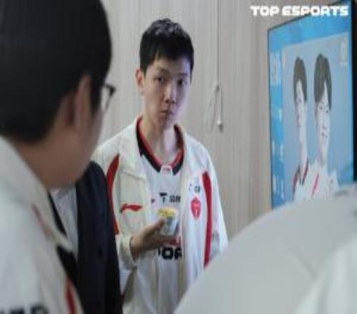 聚是陀螺散是屎吧友们如何评价Kanavi转会后，TES和HLE均位列各自赛区倒一