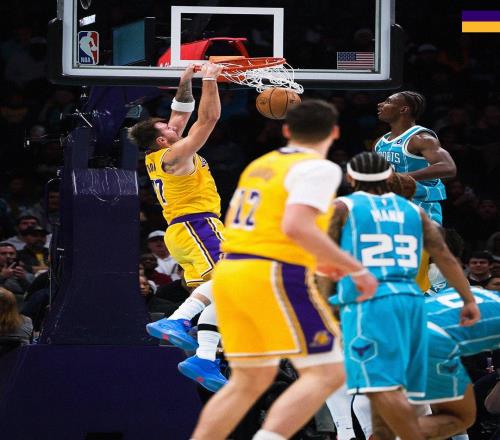 东契奇38+7创NBA第1神迹，湖人力擒黄蜂！里夫斯24+7，八村塁暴走