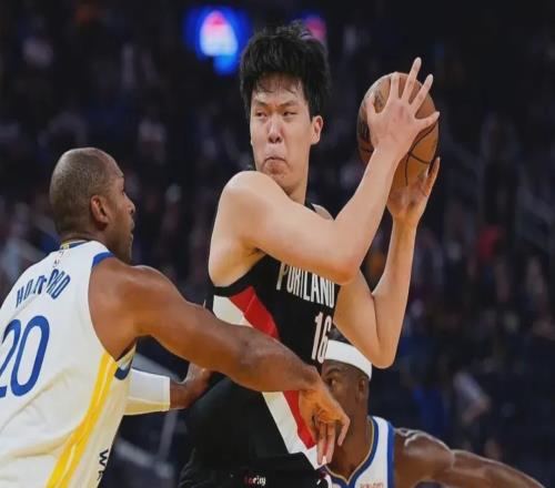 首秀4+4+6犯离场！打得真JB烂！杨瀚森还是笑了...