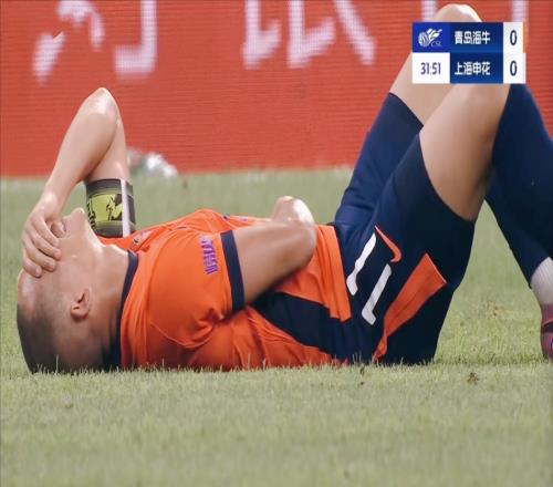 3分钟2球！申花补时大逃亡，中超关键战：3球被吹，怒斥泰山老将