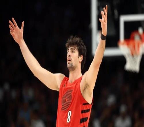 开拓者晋级季后赛更衣室！斯普利特讲话爆赞2将，杨瀚森开心坏了