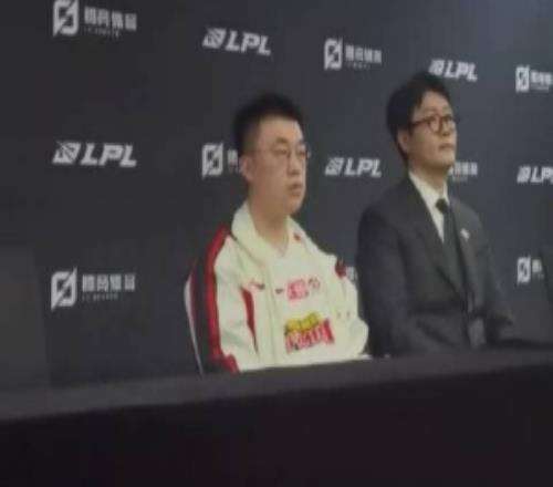 xiaohu：队伍进攻点比较少视野也没有做的特别好打架就会有失误