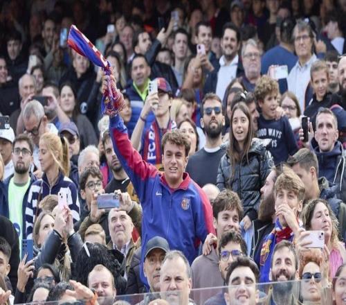 每体：两名巴萨球迷因向切尔西球迷看台投掷杂物被拘留