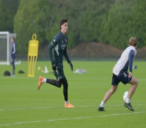 圣诞礼物，此前因膝盖伤势缺阵近四个月的哈弗茨恢复集体训练