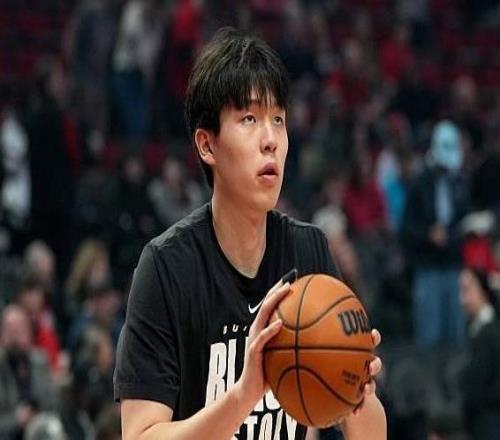 开拓者更新今日比赛伤病名单：罗威出战成疑，杨瀚森可以出战