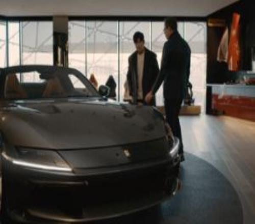 刚出新歌就提新车！周杰伦现身意大利摩德纳定制专属法拉利超级跑车