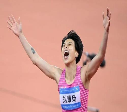 三岁半开始，妈妈就给她定好了早晨6点的闹钟