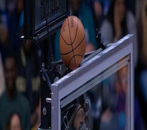 哑火库里整场被围剿仍高效地可怕,幽默回应伤情,赛后被格林调侃