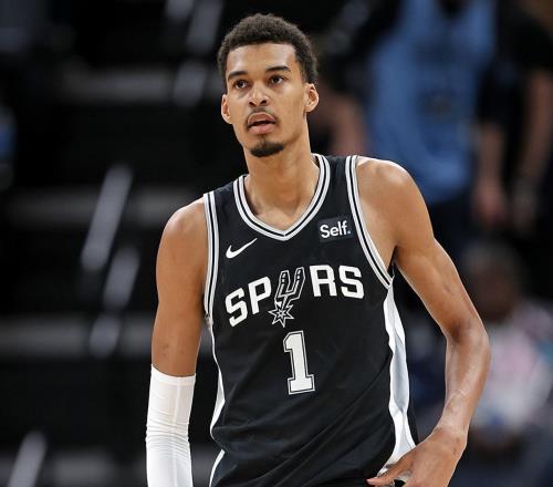 40分15板3帽！文班打爆浓眉，一战刷爆多项NBA纪录，弗拉格太难了