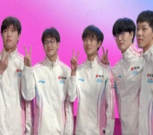 BLG工作人员更新动态：掉落一些宣传片花絮一起比加油吧！