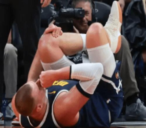 约基奇倒下后，一位故人邪魅一笑