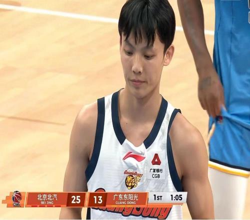 突发！徐杰被周琦撞到小腿部位重伤离场，广东男篮遭遇重大打击！