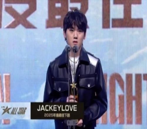 TES官方：热爱常随锋芒常在恭喜JackeyLove荣获年度最佳下路！