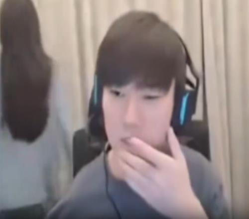 jackeylove女友55现身直播间：拿外卖偷感十足只敢背对镜头