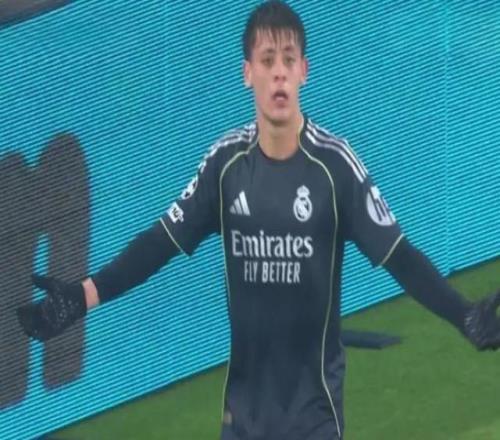 马卡：居莱尔被换下时非常愤怒，他向阿韦洛亚摊手表示不满