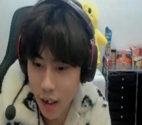 门牙咋没了打完德杯Ale开播露脸牙齿貌似掉了一颗