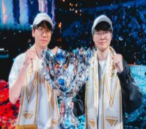谁还有梦想！LOL官方分享T1夺冠后Doran与Faker共同捧杯照片