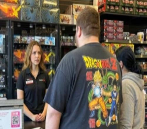 店员傻了！顾客想用自己的女朋友换商店积分：我想买一台新的PS5