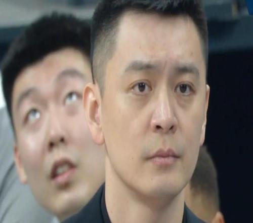 陈盈骏压哨命中，半场砍下13分！CBA焦点战：首钢半场领先辽宁1分