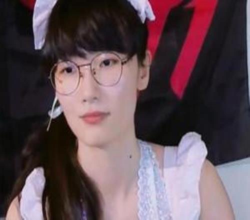 背后必有高人指点女版Faker找到流量密码直播LOL热度仅次于MLXG