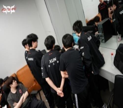 谁的问题Xun第三赛段被对位MVP八次下路双人组一次MVP都没有
