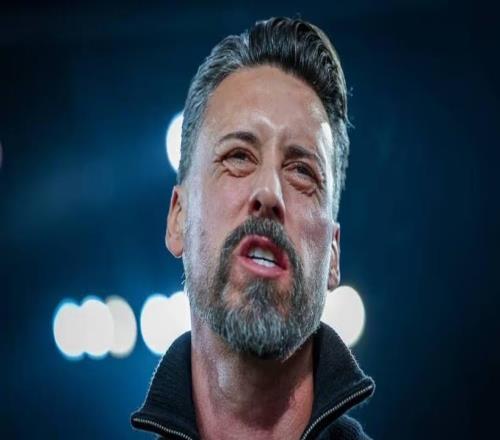 输球后被球迷挂横幅批评，奥格斯堡主帅：还以为说的不是我