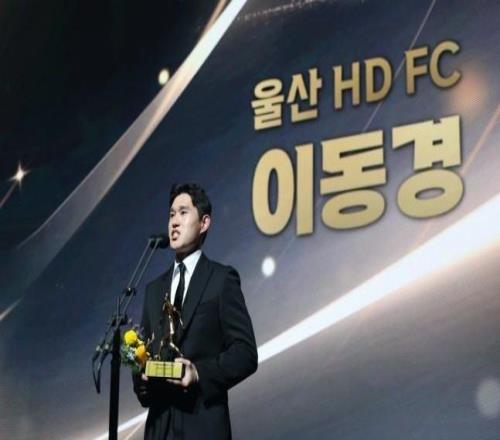 韩媒：莱斯特城此前有意韩国国脚李东炅，球员最终选择留队