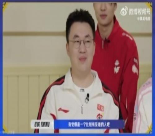 小虎：有时我装的一本正经但又没弄得特别好就会有点好笑