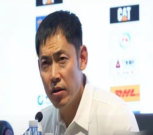 又输了！8强队成倒数第4，多位媒体人质疑，43岁少帅我需要成长