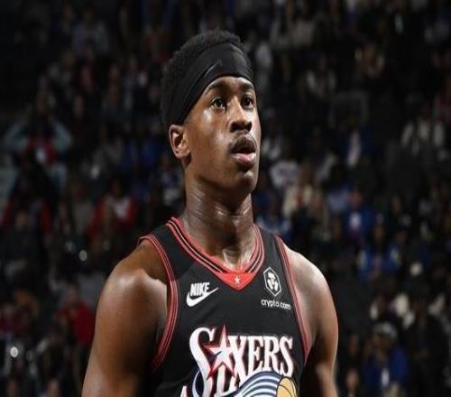 埃奇库姆：媒体报道得好像恩比德不想打球似的他可是在带伤上阵