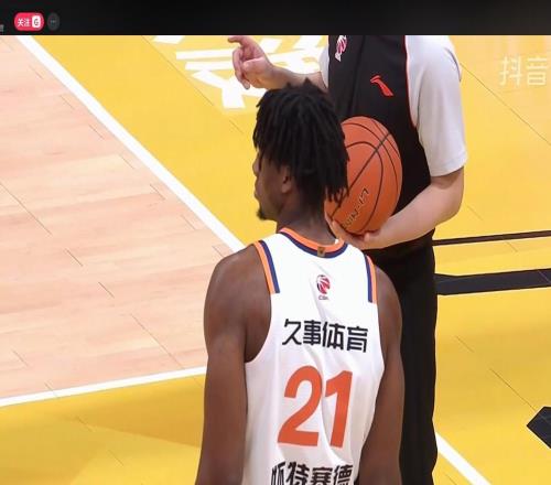 真有这么难用吗CBA抖音直播间弹幕全是“切换场次”