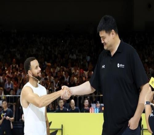 笑喷库里中国行与姚明梦幻同框,1米88傻库当着2米26姚主席秀肌肉